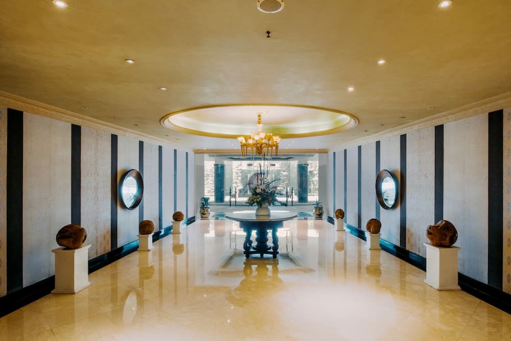 The Papandayan, Interior entrance, photo 2