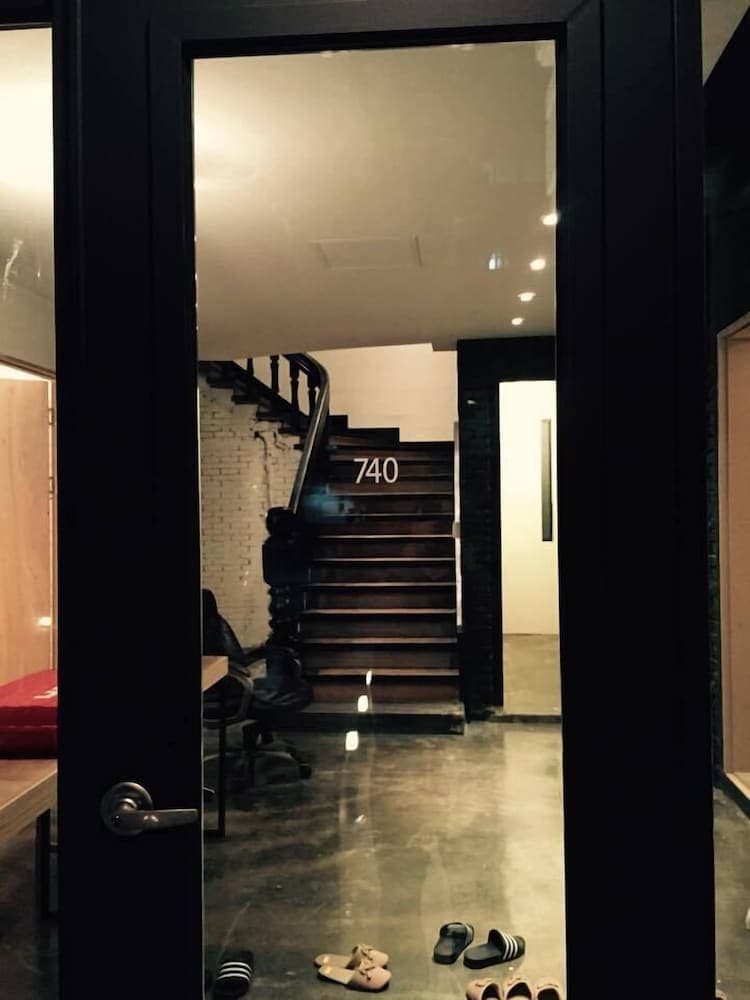 House740, Interior entrance, photo 2