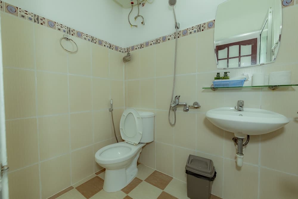 Vu Nhi Hotel, Bathroom, photo 5