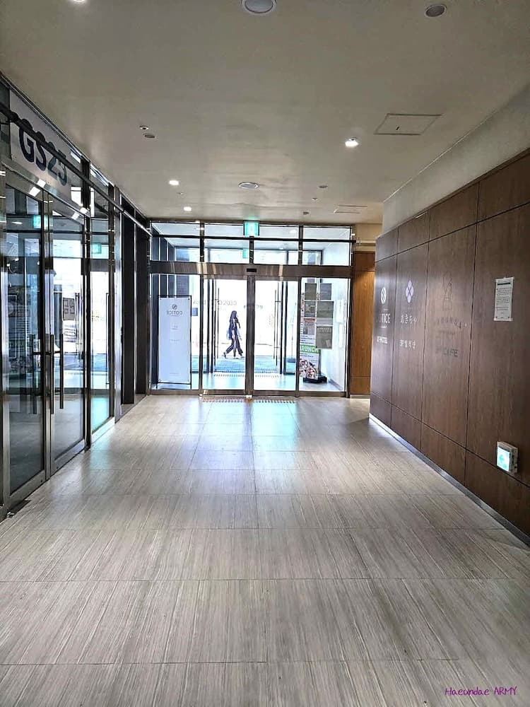 Raviens, Interior entrance, photo 4