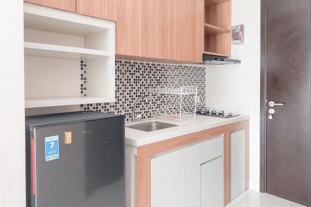 Good And Comfy Studio At Casa De Parco Apartment, Private kitchen, photo 5