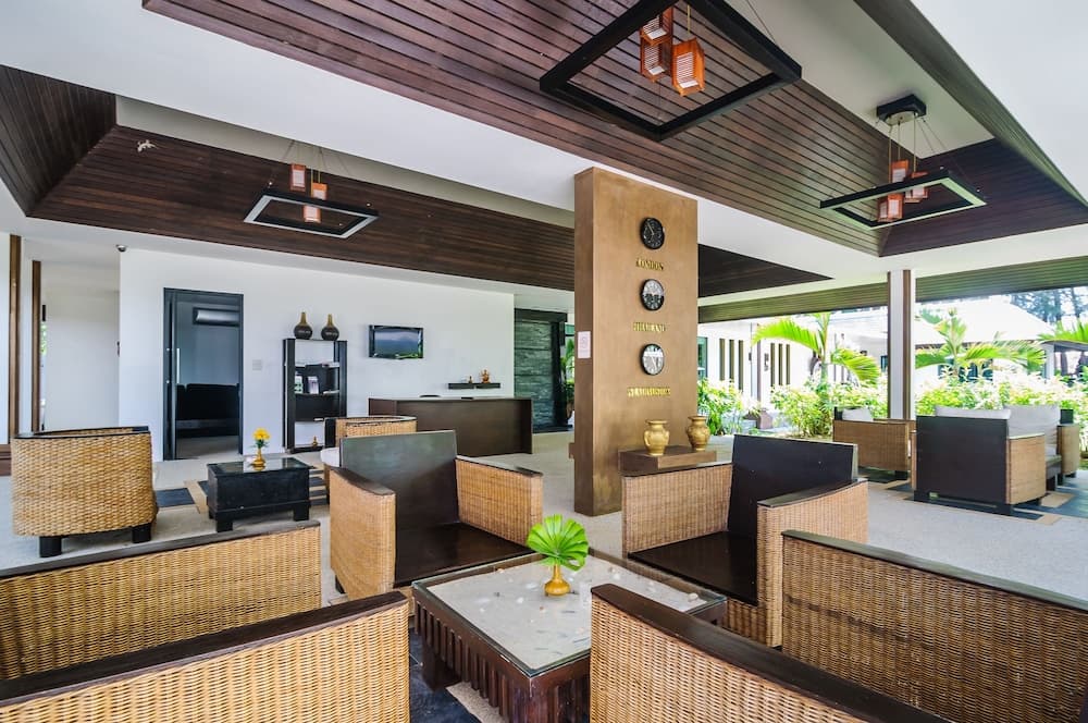 Ocean Breeze Residence, Lobby sitting area, photo 3