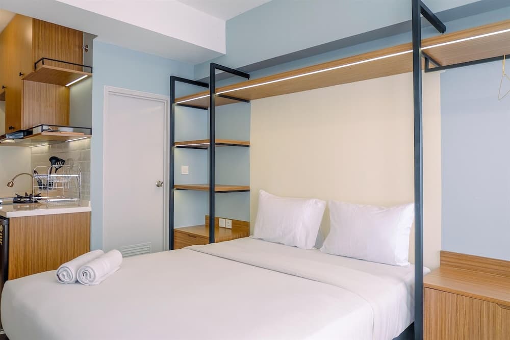 Fancy and Nice Studio at Podomoro Golf View Apartment, Room, photo 5