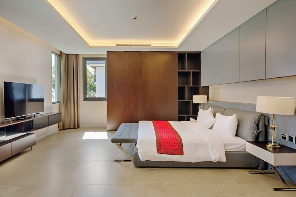 Luxe 6BR Beachfront Villa: Group Getaway Haven, Room, photo 3