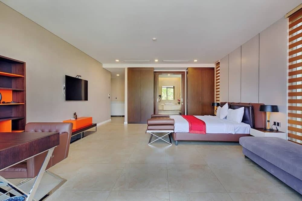 Luxe 6BR Beachfront Villa: Group Getaway Haven, Room, photo 2