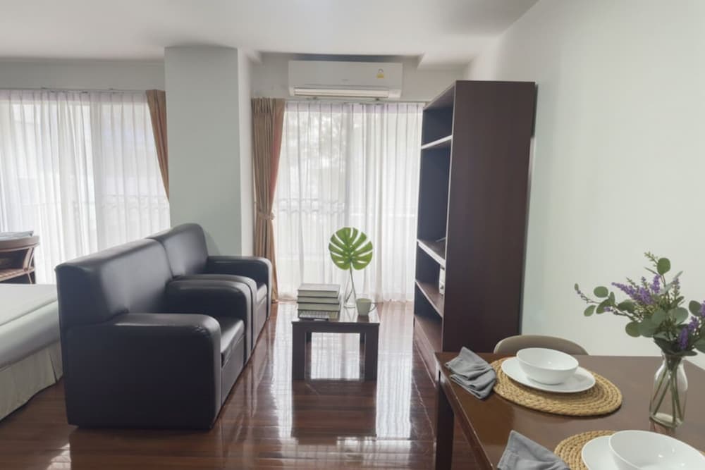 J - Town Serviced Apartments, Room, photo 4
