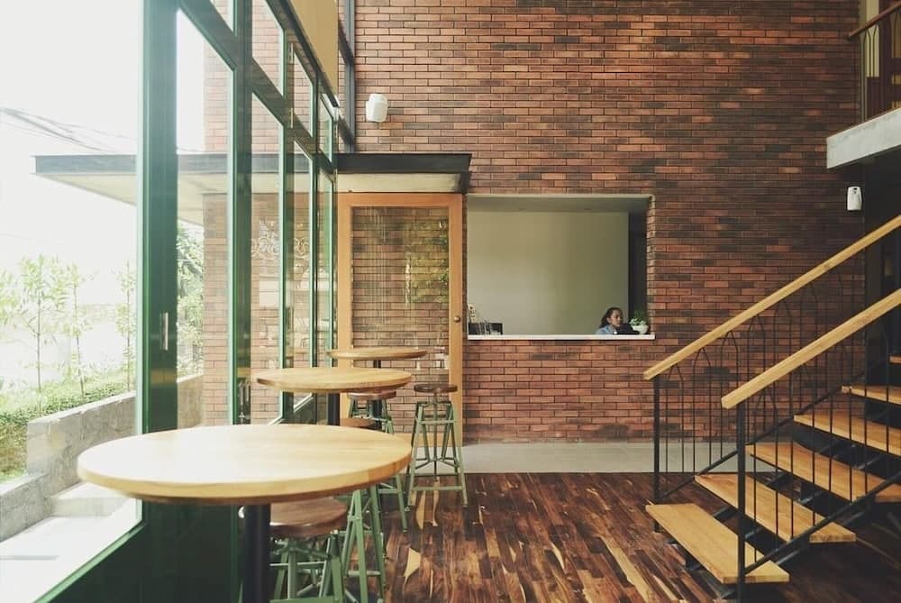 Oliver's Hostelry, Interior entrance, photo 2