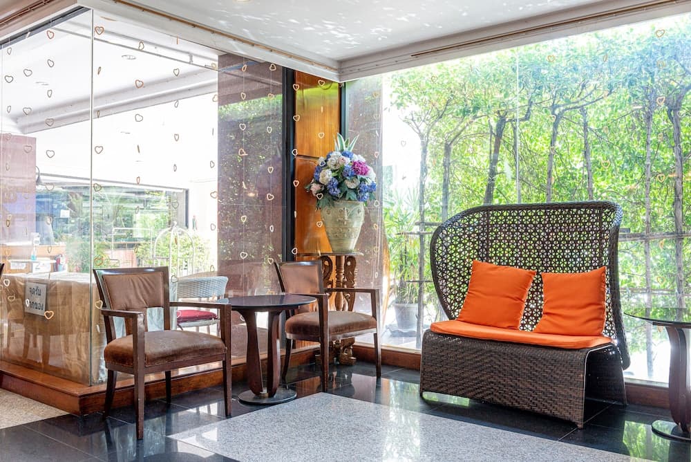 Nonthaburi Palace Hotel, Lobby sitting area, photo 3