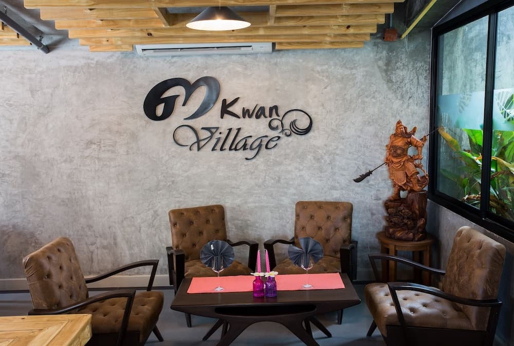 3 Kwan Village, Lobby sitting area, photo 2