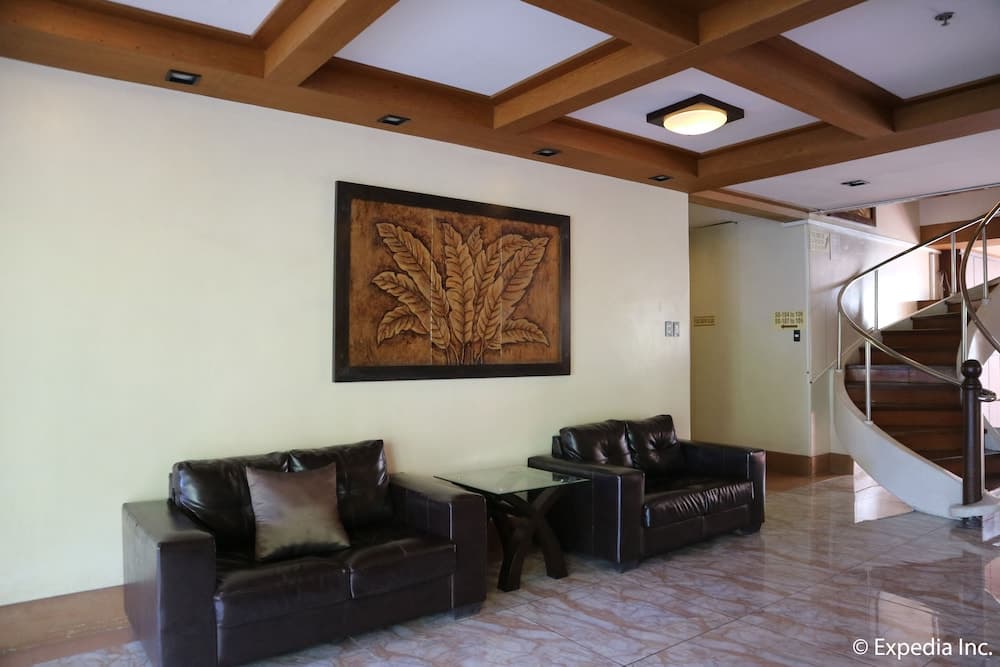 Splash Suites Hotel Laguna, Lobby sitting area, photo 3