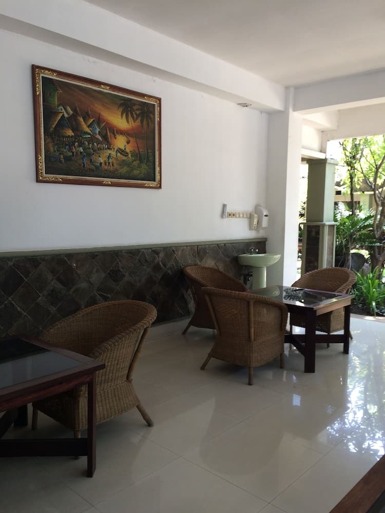 Crown Hotel, Lobby sitting area, photo 3