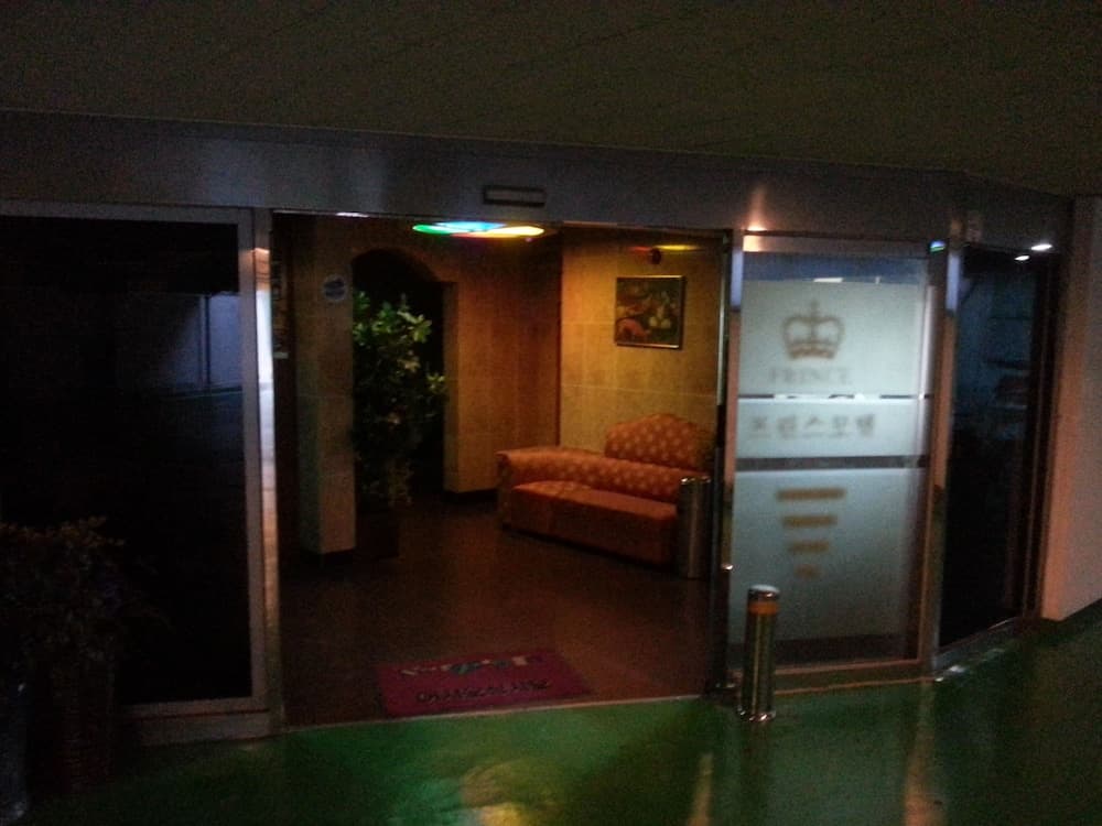 Prince Motel, Interior entrance, photo 2
