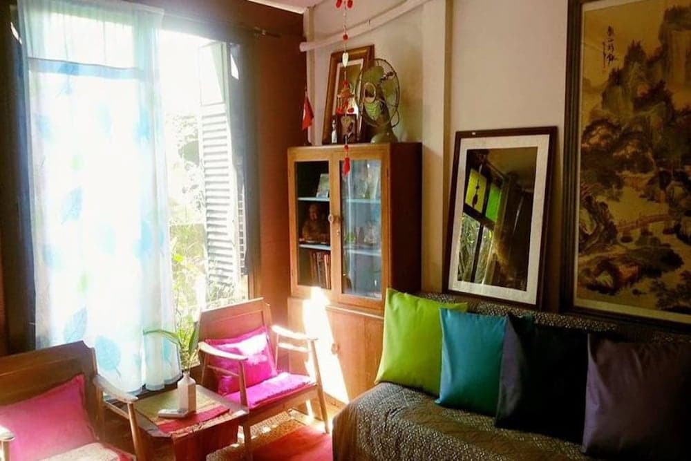 Artist Place Trat, Lobby sitting area, photo 2