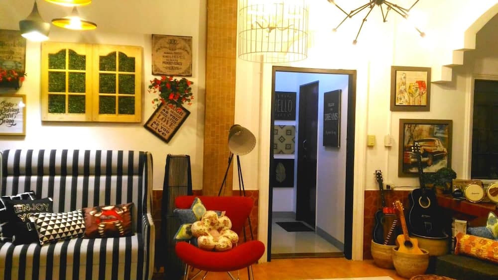 Sea Breeze Hostel, Lobby sitting area, photo 2