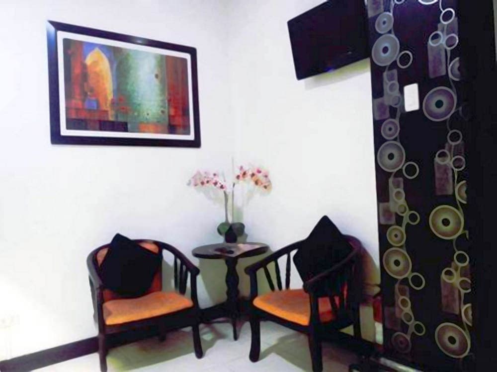 Frederick's Apartelle, Reception, photo 4