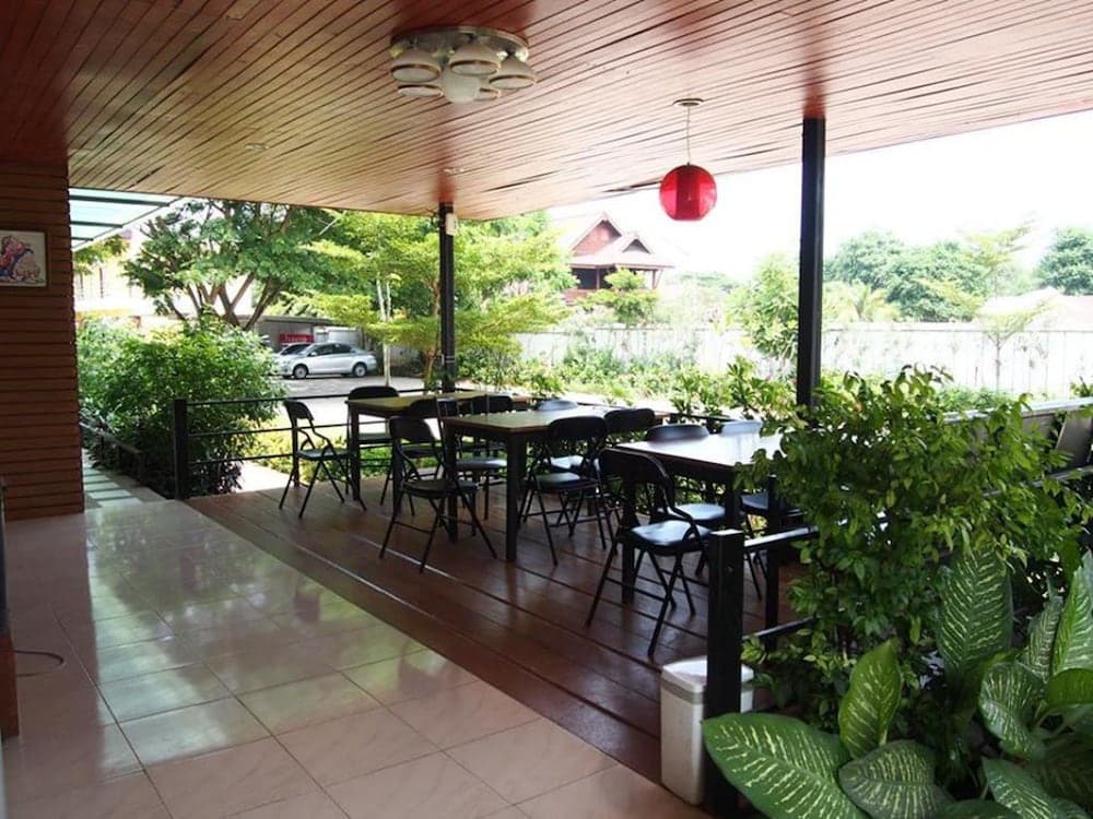 Baansakulpetch Hotel, Lobby sitting area, photo 2