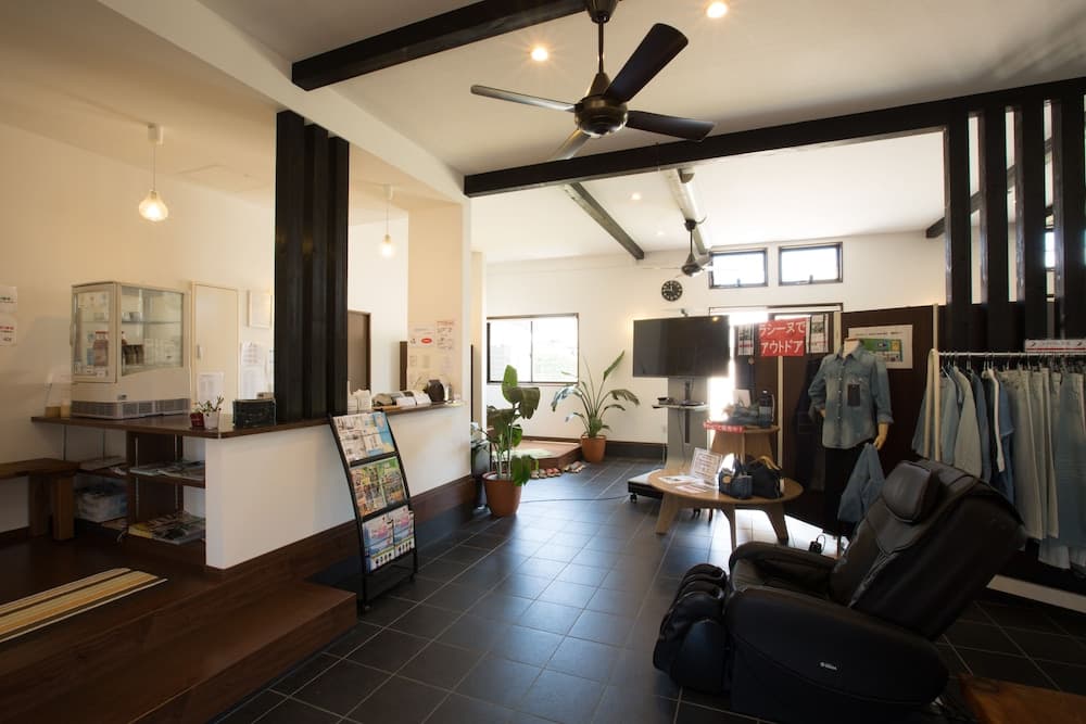 Racine Home Harie, Lobby sitting area, photo 2