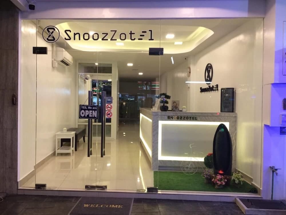 SnoozZotel, Lobby sitting area, photo 3