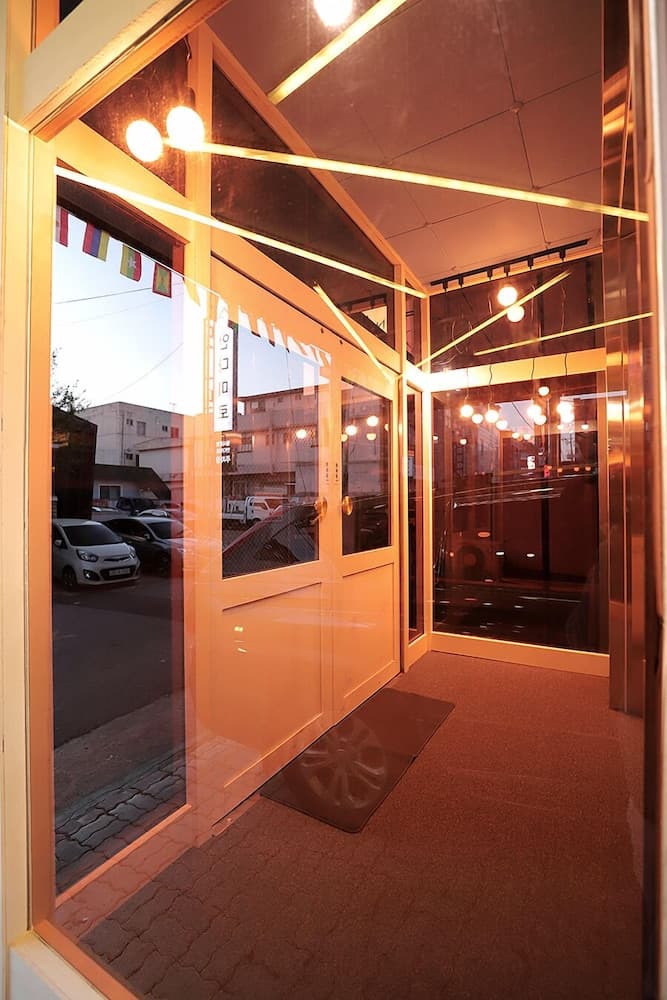 Romantic Trip, Interior entrance, photo 2