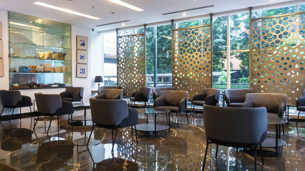 프라임비즈 호텔 수라바야 로비 좌석 공간 사진 3