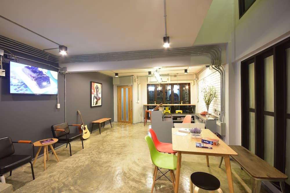 The Chatbox Silom Hostel, Lobby sitting area, photo 4