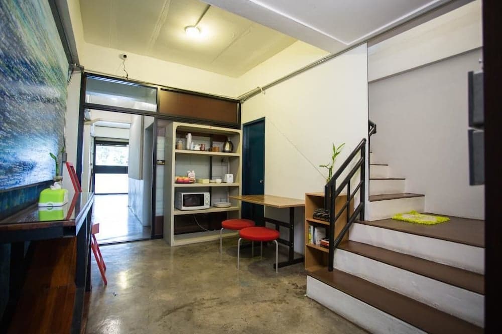 ZZ Hostel, Lobby sitting area, photo 3
