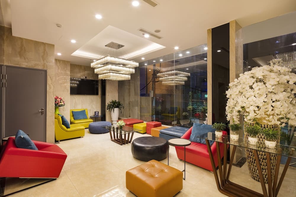 Aaron, Lobby sitting area, photo 5