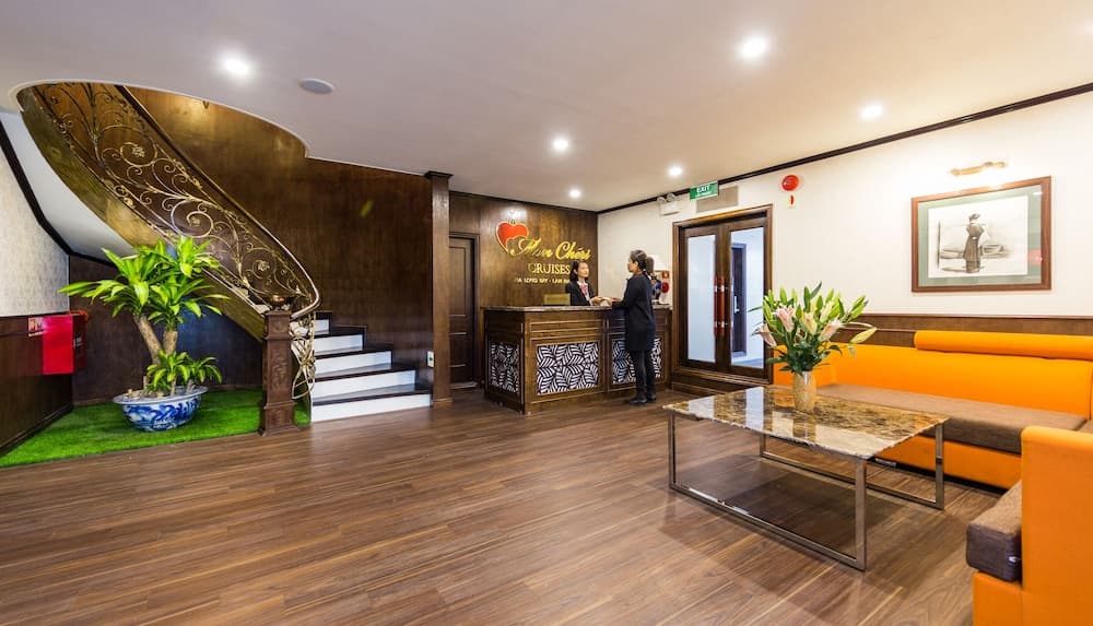 Mon Chéri Cruises, Lobby sitting area, photo 3