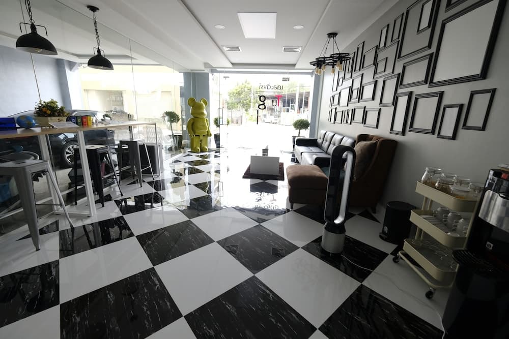 The Tung, Lobby sitting area, photo 2