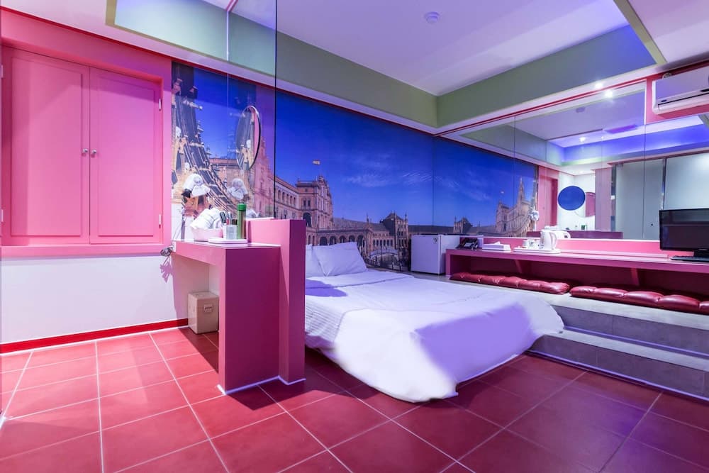 In Hotel, Primary image, photo 1