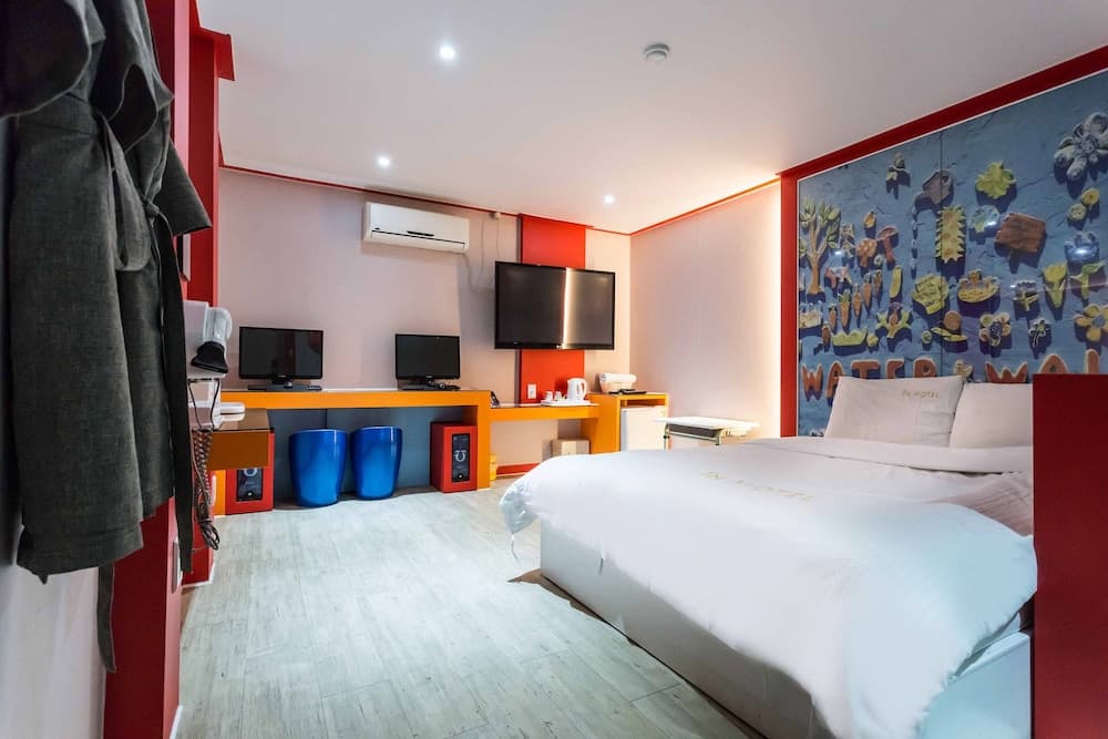 In Hotel, Room, photo 4