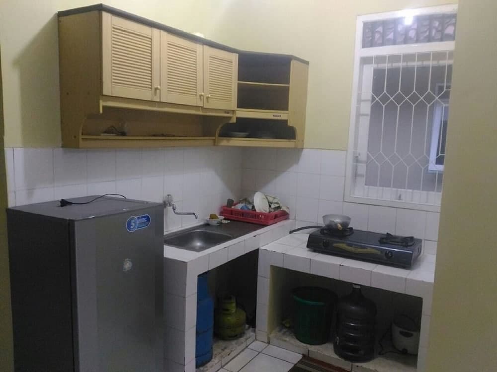 Villa Kota Bunga Gladiol, Private kitchen, photo 3