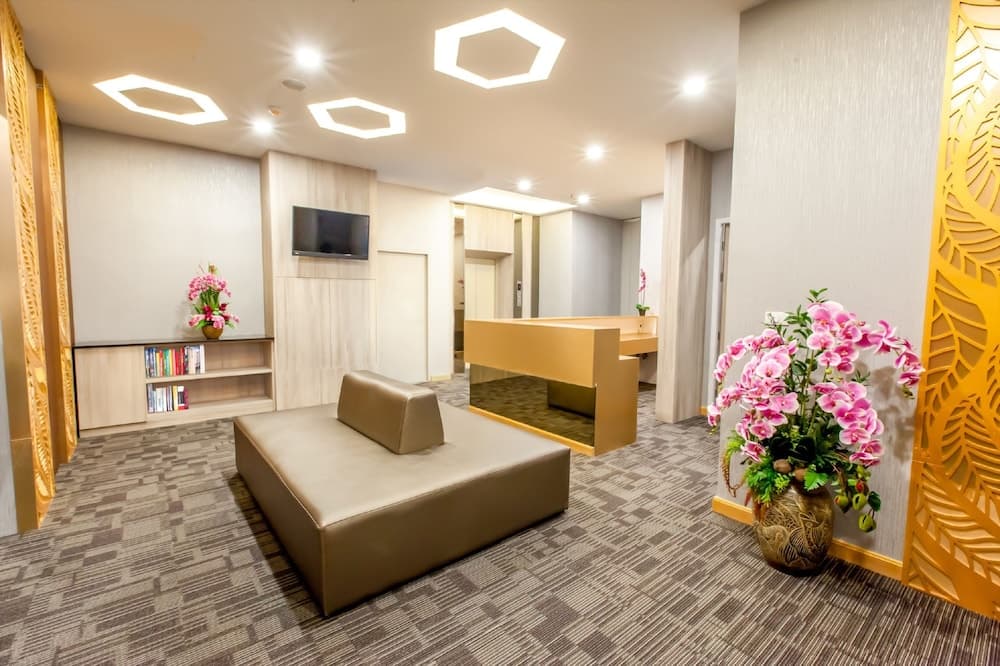 Leela Orchid Hotel, Lobby sitting area, photo 3
