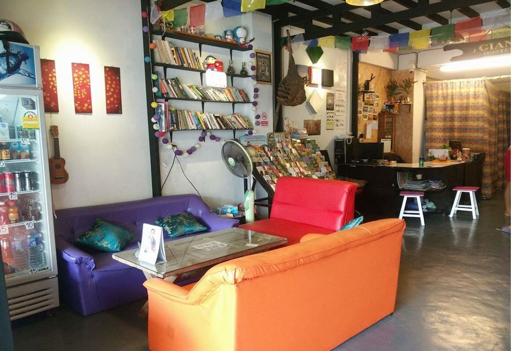 J Giant Hostel, Lobby sitting area, photo 4