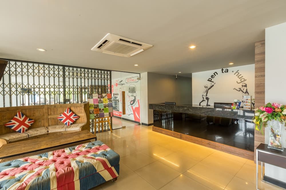 Pentahug Hotel, Lobby sitting area, photo 5