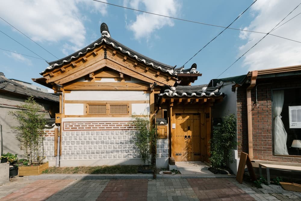Adamhanok, Primary image, photo 1