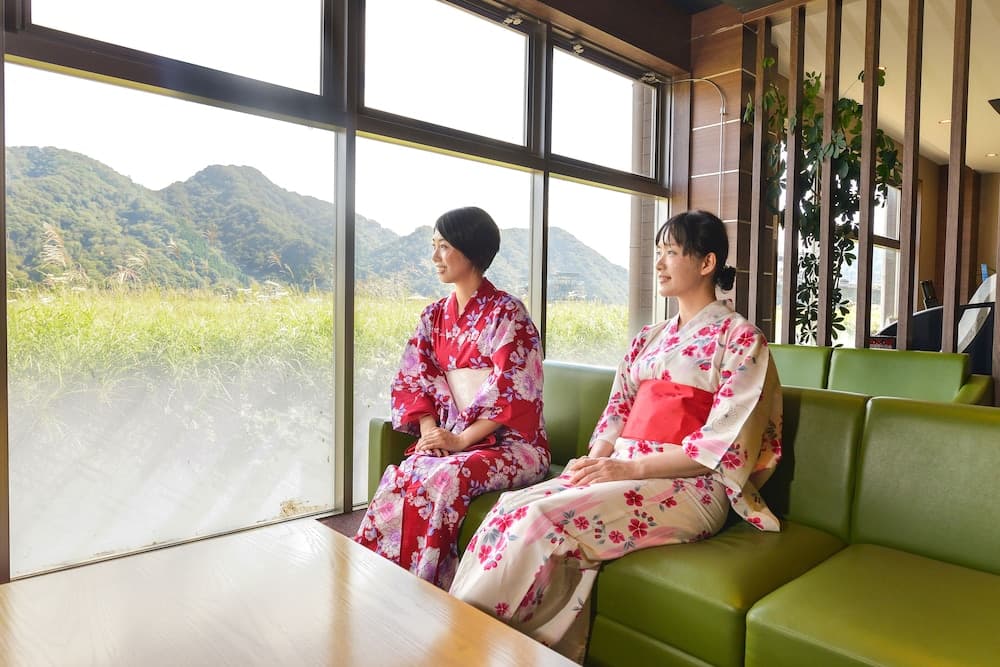 Ooedo Onsen Monogatari Premium Kinosaki, Lobby sitting area, photo 3