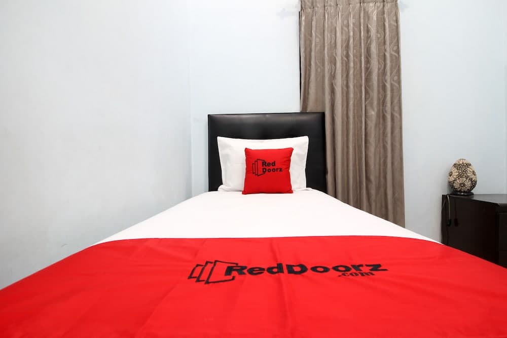 RedDoorz Plus @ Timoho, Room, photo 3