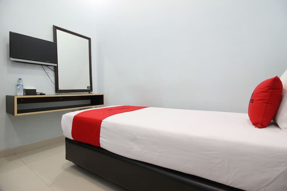 RedDoorz Plus @ Timoho, Room, photo 2