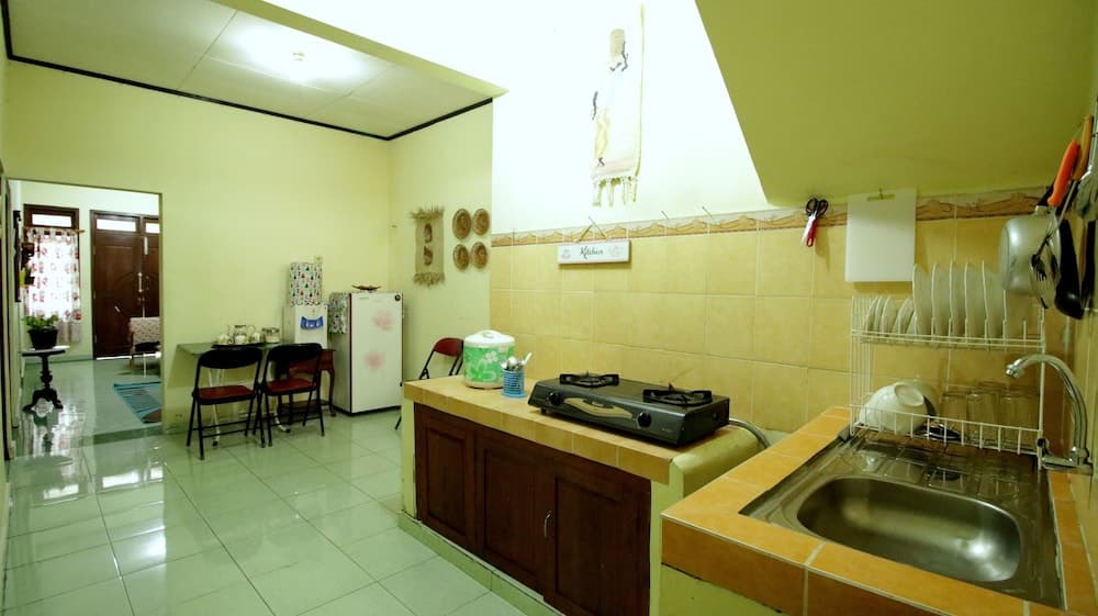 D'Java Homestay Lempuyangan By The Grand Java, Private kitchen, photo 5