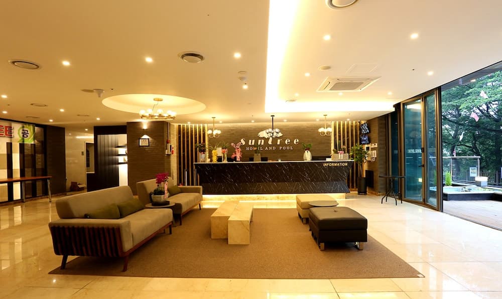 Suntree Hotel, Lobby sitting area, photo 2