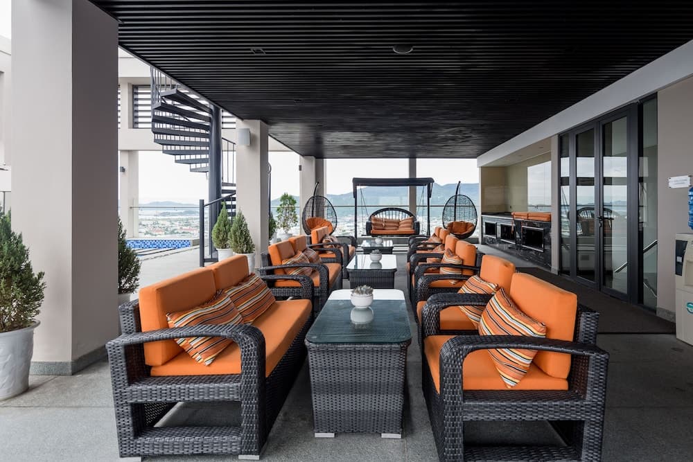 Johnny's Luxury Apartments, Interior entrance, photo 2