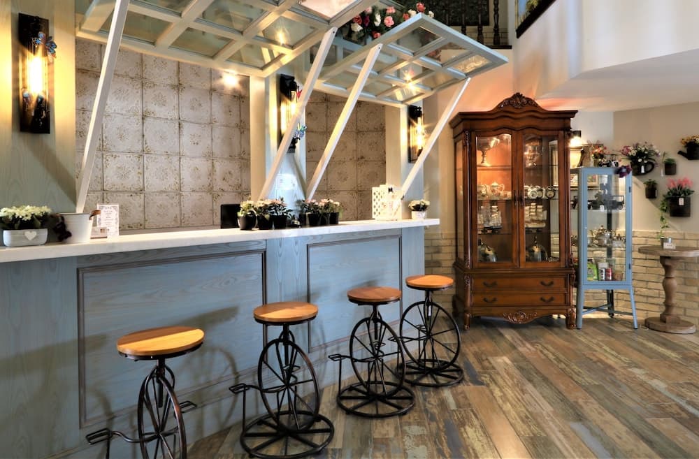 The Tudor, Reception, photo 3