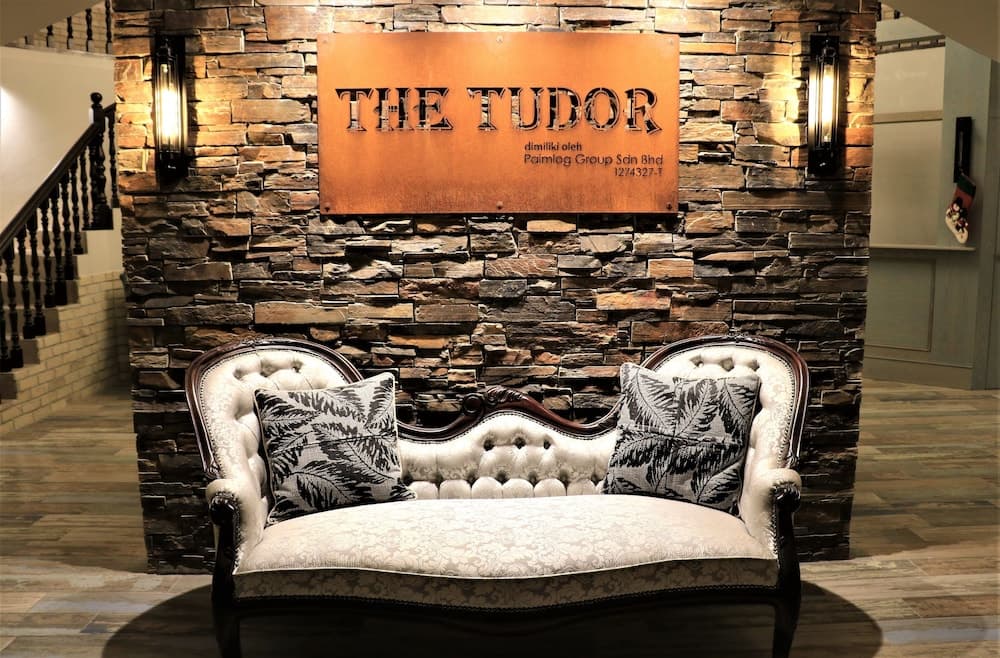 The Tudor, Lobby sitting area, photo 5