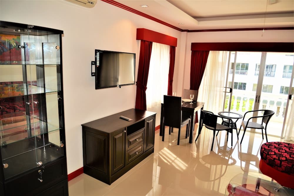 Luxury 1 bed Corner Condo, Living room, photo 5