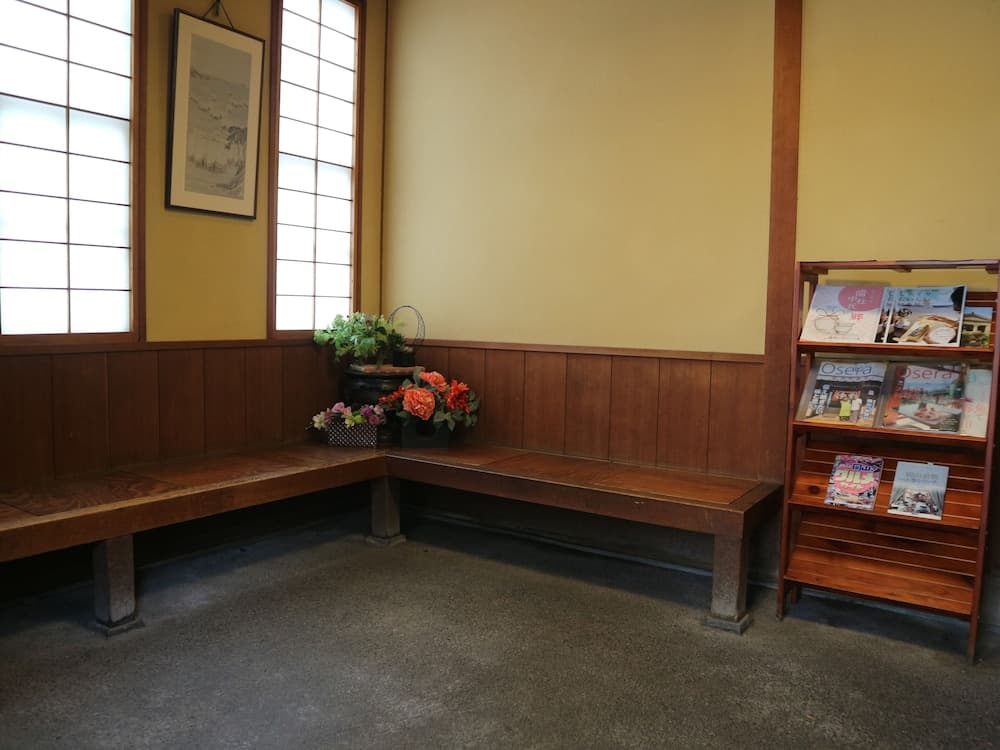 Bingoya, Lobby sitting area, photo 4