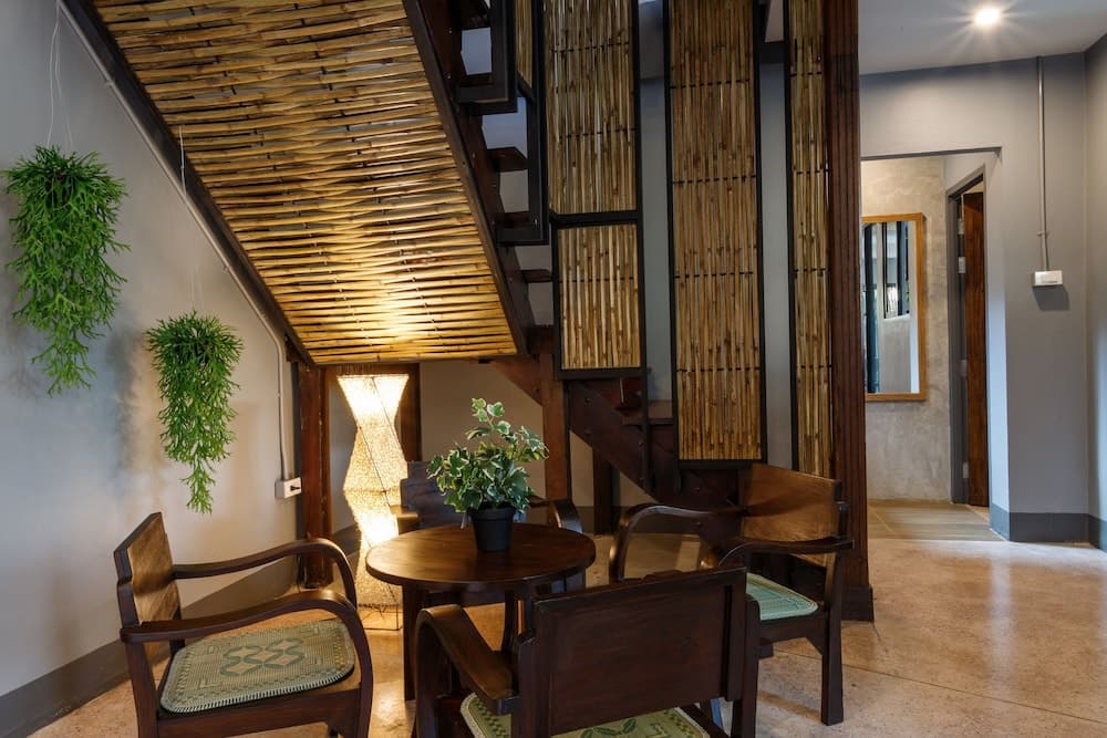 Hostel One Art & Gallery, Lobby sitting area, photo 2