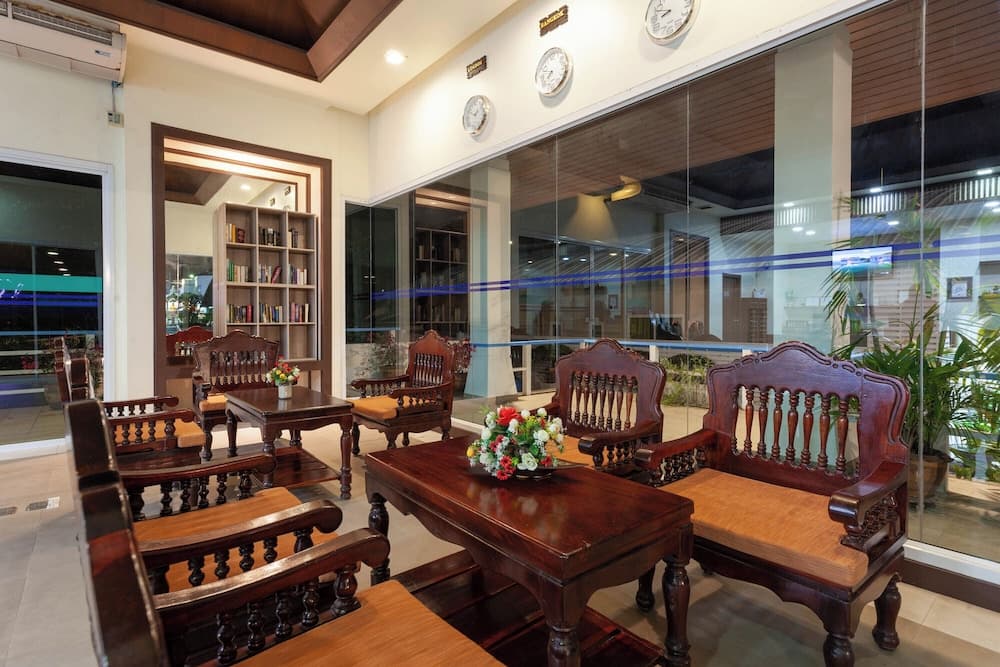 Al's Resort, Lobby sitting area, photo 4