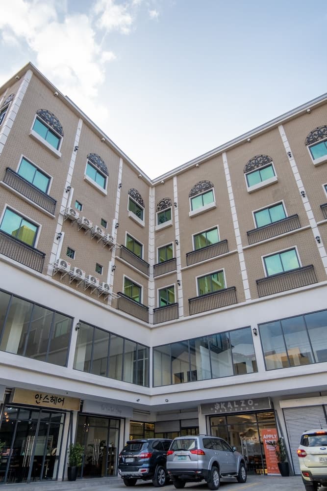 Hampton Suites, Primary image, photo 1