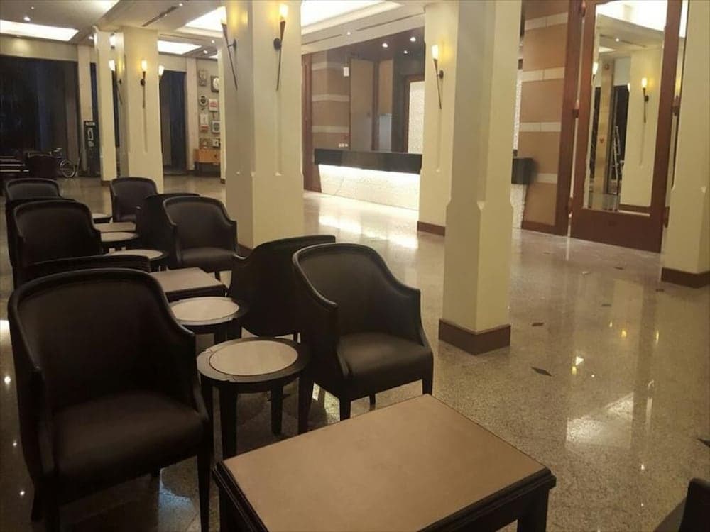 Station One, Lobby sitting area, photo 4